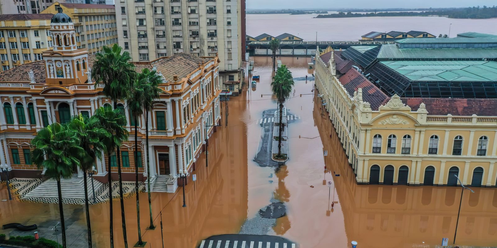 Chuva suspende limpeza do Mercado Público de Porto Alegre