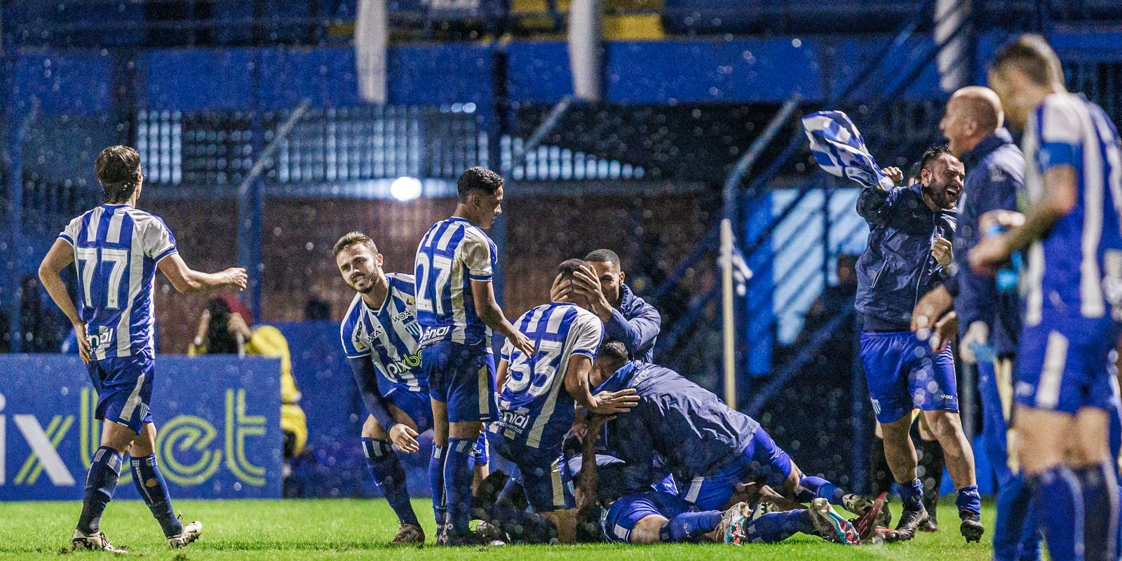 Avaí mostra força para derrotar Guarani e virar líder da Série B