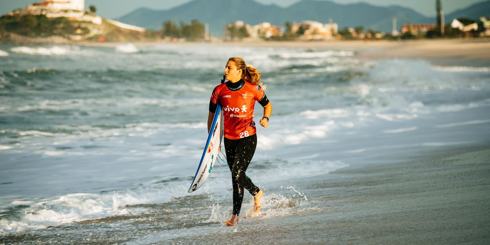 Circuito Mundial de Surfe chega à praia de Itaúna, em Saquarema