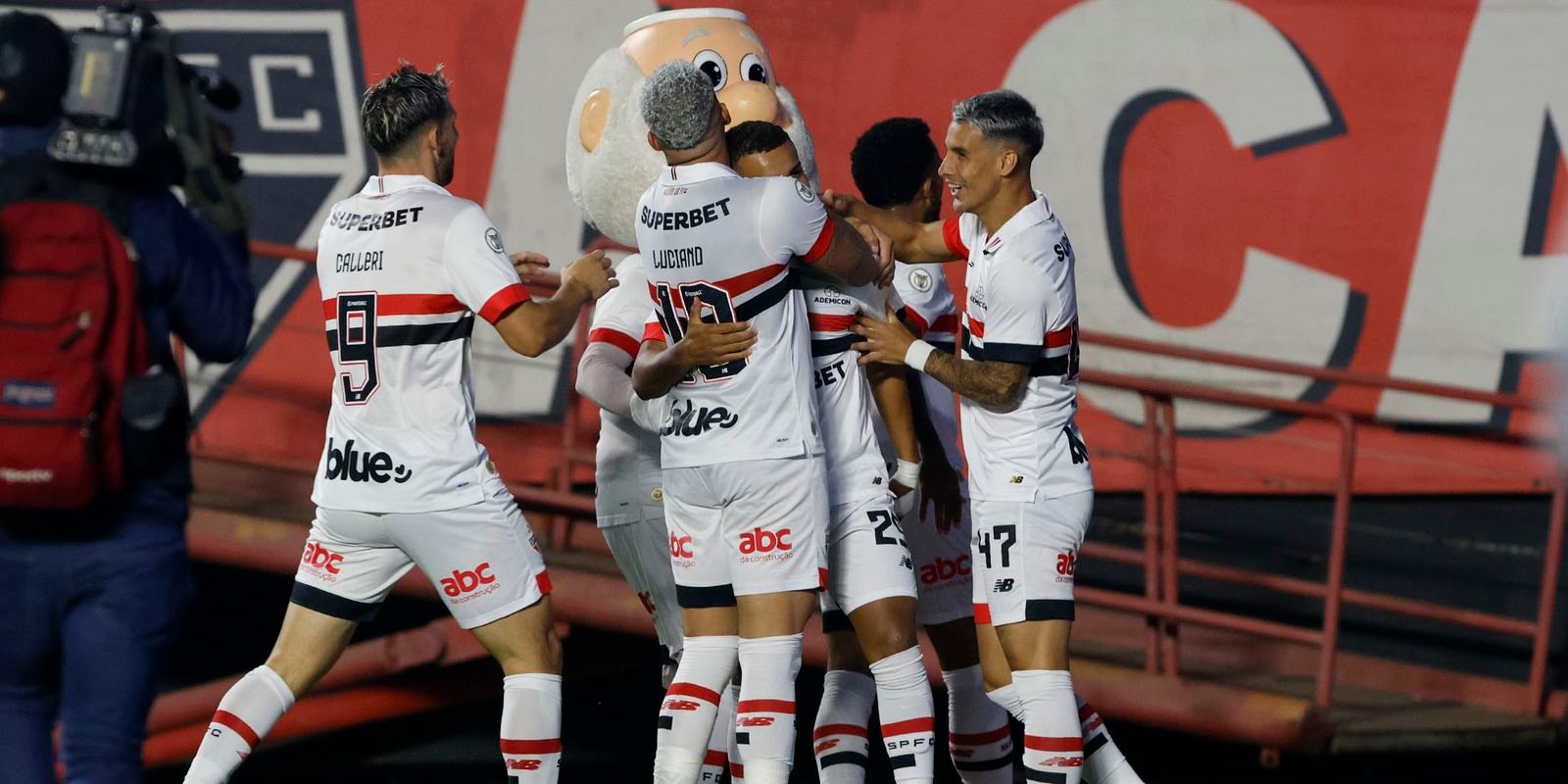 São Paulo derrota Criciúma para assumir 7ª posição do Brasileiro