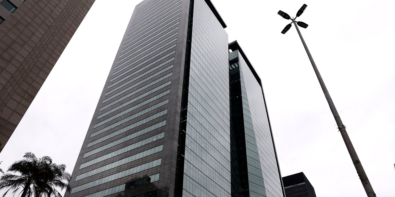 UFRJ quer realizar obras com permuta de 11 andares de edifício moderno